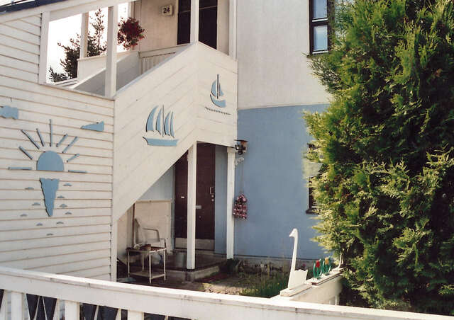 Neulamaki The original facade and resident s decorations.