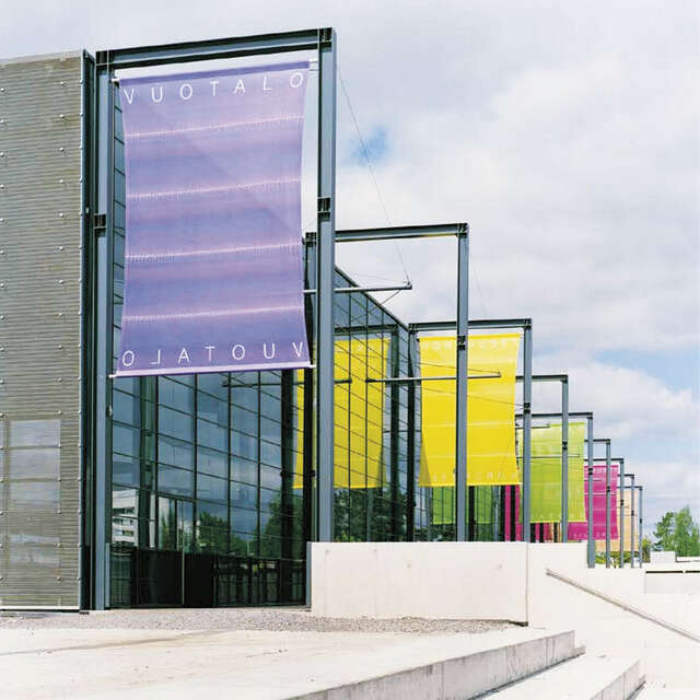 Kuva julkisesta rakennuksesta, jossa on värikkäitä julisteita.