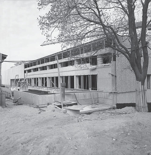 Black and white picture of the construction site.