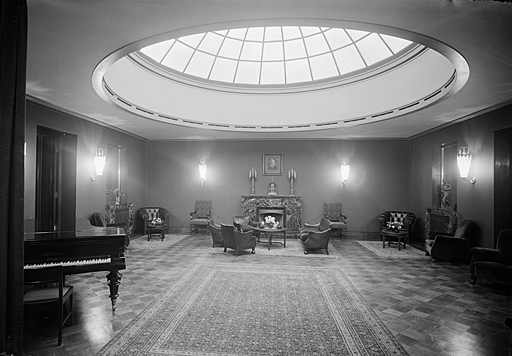 Art deco interior with sitting area under a round ceiling window