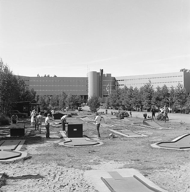 Black and white picture of a minigolf course in front of the hotel.