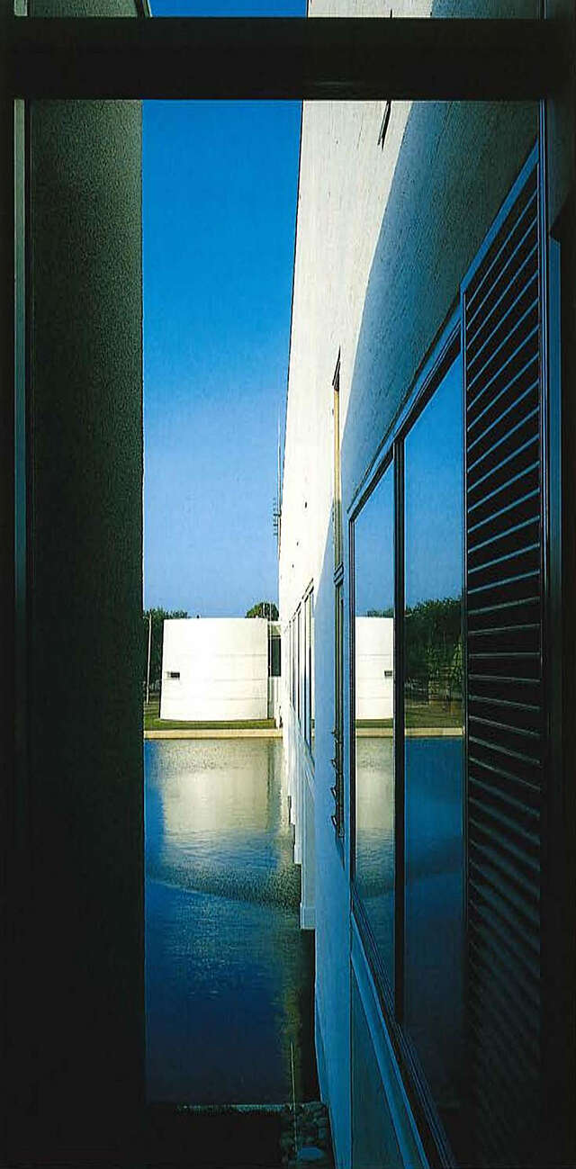 Elevation to the canal