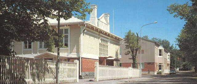 Koulukatu street view, the old school building in the foreground.