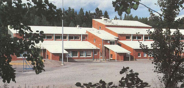 Puustelli Multipurpose Centre's elevation to the schoolyard
