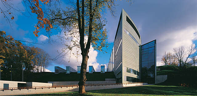 Facade from the side.