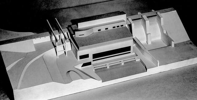 The scale model displays the hydropower plant and the river next to each other. Based on the model the hydropower plant's main form can roughly be described as a rectangular.