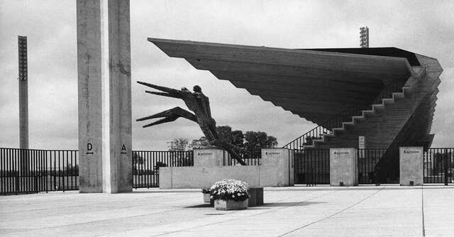 View from the east, a sculpture in the middle of the square.