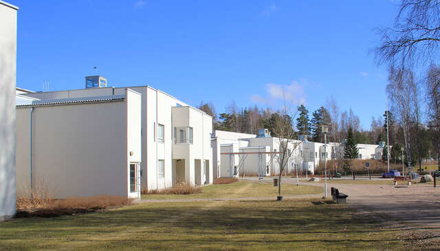 Longitudinal healthcare centre building and its courtyard