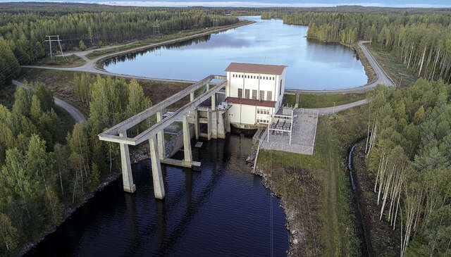 Photo of the hydropower plant in the landscape.