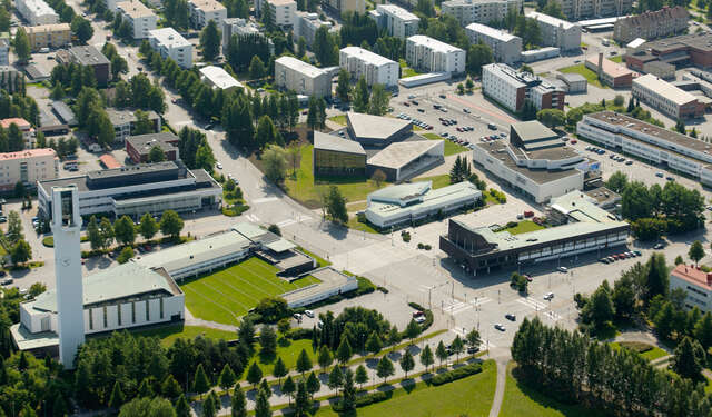 Aerial picture of the Seinäjoki city library and its green neighborhood.
