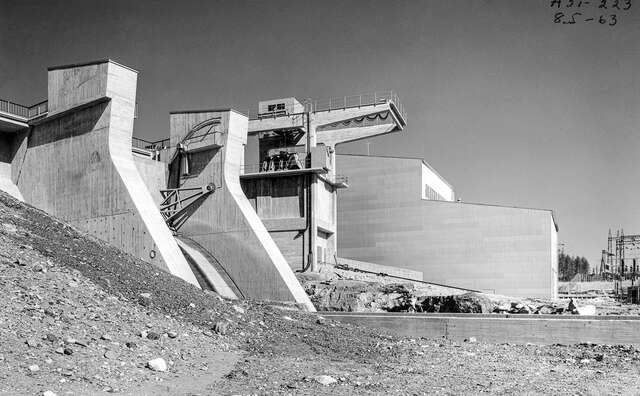 Black and white picture of the monumental, concrete structures of the power plant.