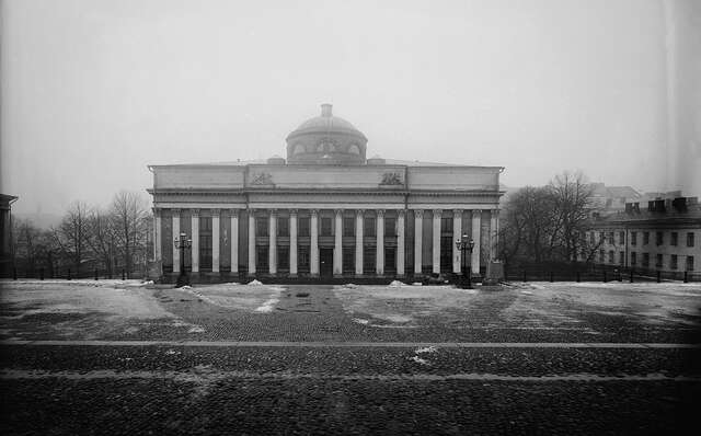 Old black and white photo of the National Library facade.