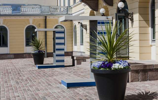 Flower installations in front of the presidential palace entrance.
