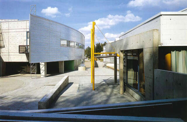 Pedestrian passage in the foreground