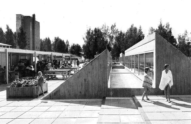 Open-air swimminp pool area