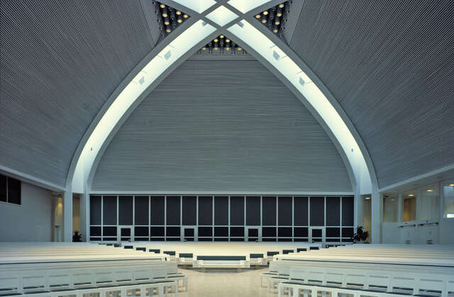 Natural light enters the inner space through the skylights between the double arches, there are three sections of benches.