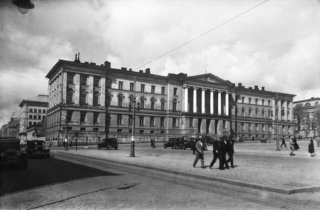 Main building of the Helsinki University with its stone facade and arch and column details.