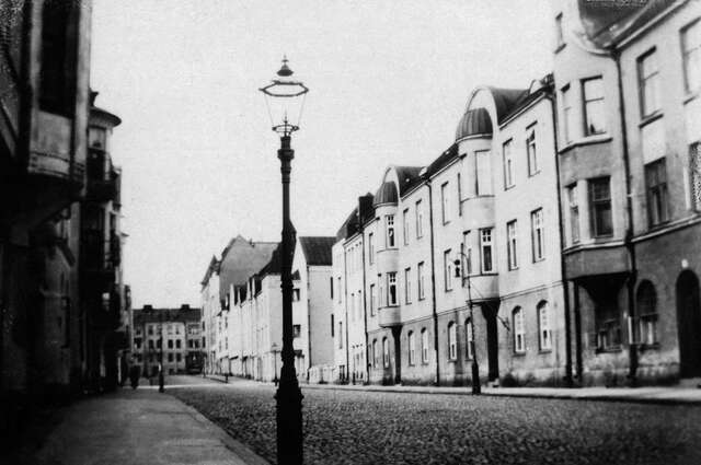 Black and white picture if a row of houses in the city centre.