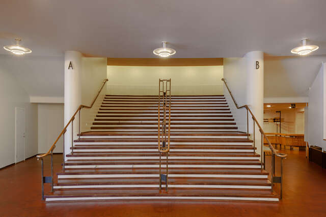 Rising staircase with railings on both sides and in the middle