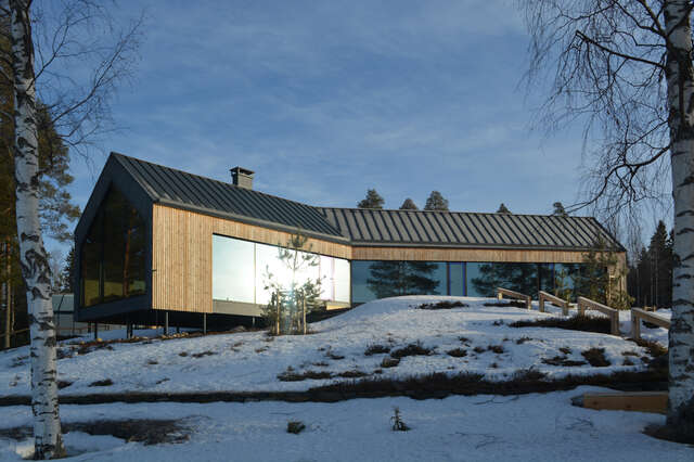 The facade towards the lake