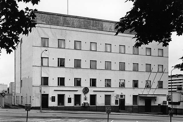 Black and white picture of a bare facade of a white apartment building