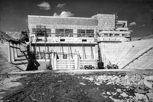Black and white photo of the construction site of the power plant.