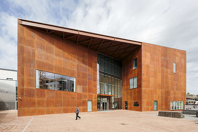 Entrance to the Kangasala Arts Centre through glass doors.