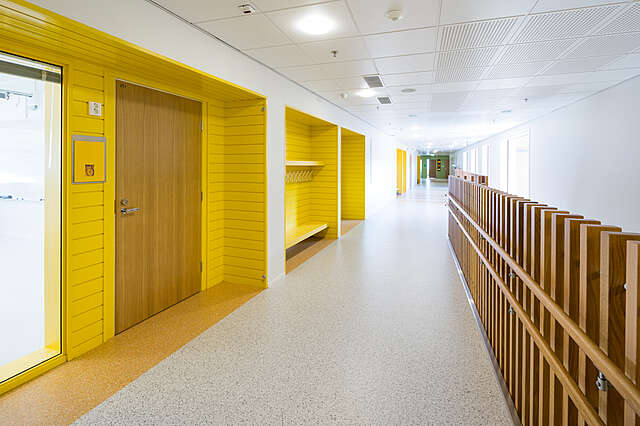Hallway with wooden elements and yellow details.