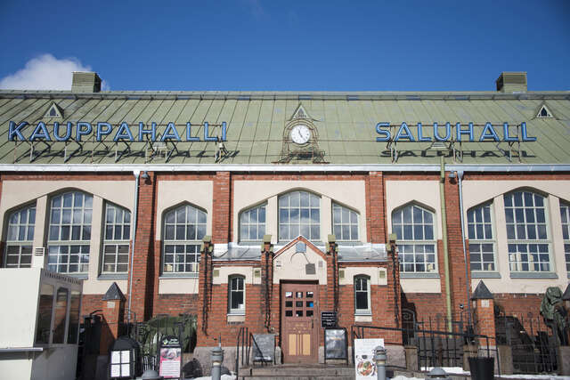 Market hall with red-brick and white plastered facade.