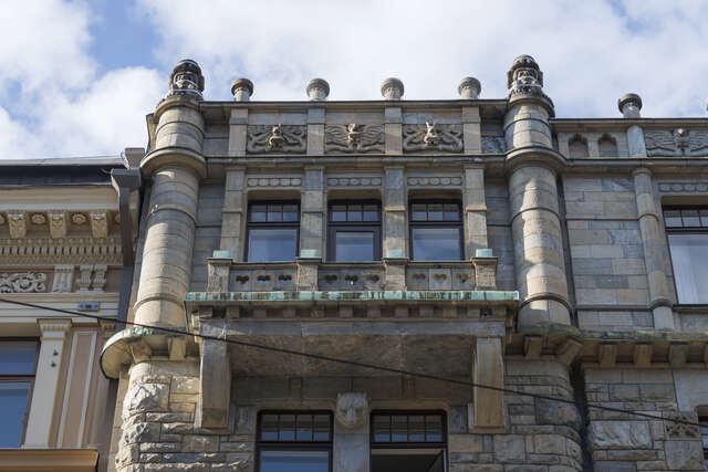 Animal sculptures above the top floor windows.