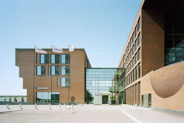 Entrance with glass walls to the Varma Office