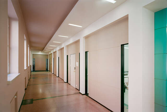 Rosa-coloured hallway view