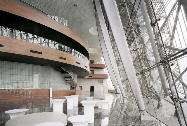 Light-coloured interior with steel, glass and wood elements