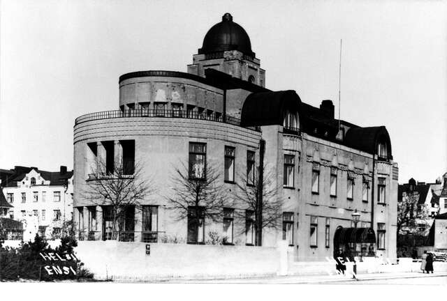 Black and white picture of the facade with a curved wall.