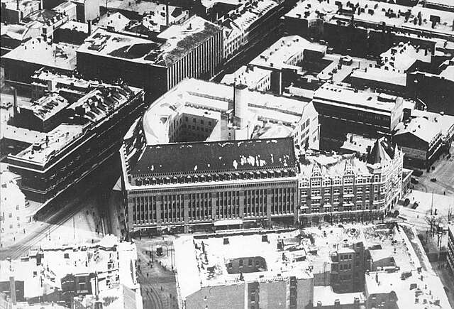 Aerial picture of the department store and its surroundings.