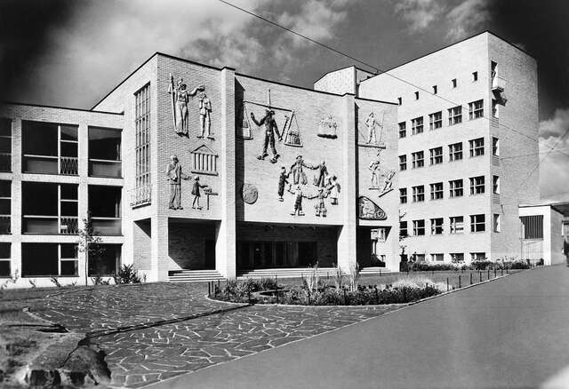 Higher education building, relief on the façade