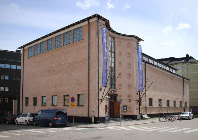 Curved wall with round medallions on the wall.