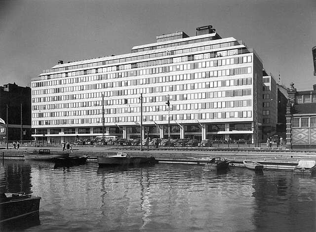 Facade of the Hotel Palace in the 1950s with few boats on the shore.