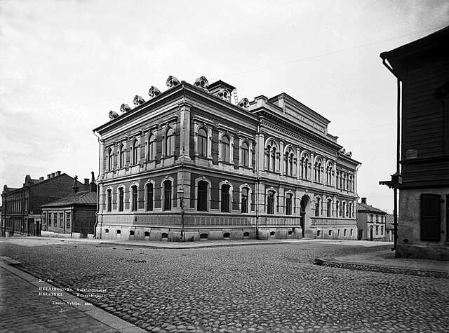 Black and white picture of the library facade.