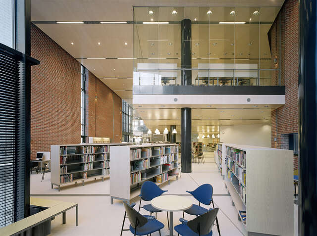 Lohjan pääkirjasto photo Jussi Tiainen 01 muokattu