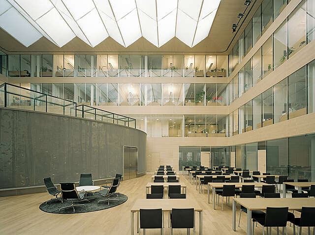 Atrium with many table groups.