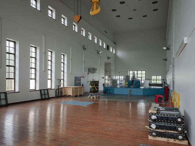 Photo a white room with long, evenly distributed windows that let in natural light.