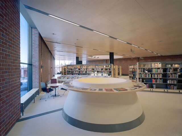 Lohjan pääkirjasto photo Jussi Tiainen 10 muokattu