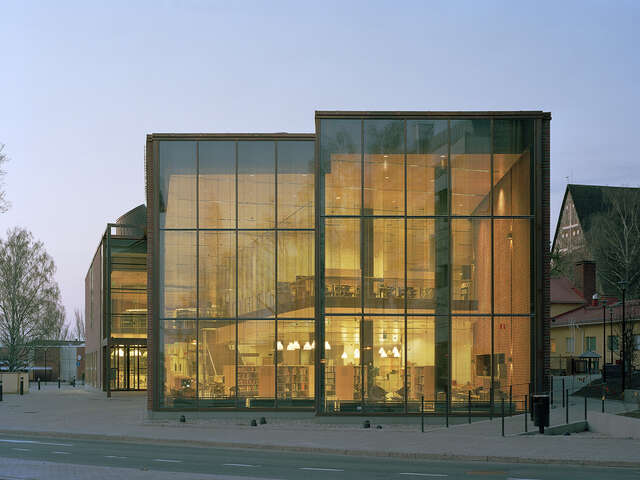 Lohjan pääkirjasto photo Jussi Tiainen 27 muokattu