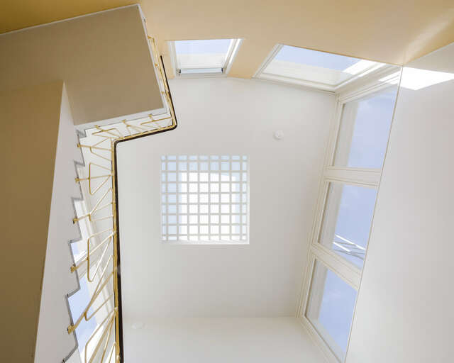 Ceiling window with a white grid below it.