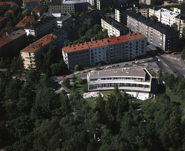 Töölö library and its surroundings, at the front there is a forest.