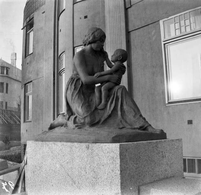 Sculpture of a mother and child.