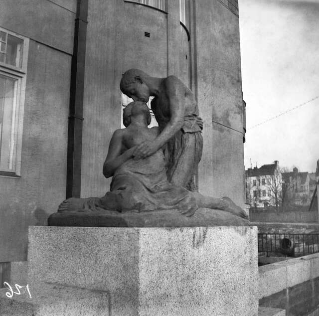 Sculpture of a kissing couple.