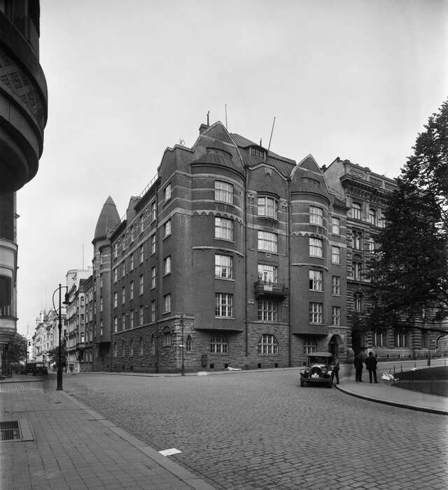 Black and white picture if a row of houses in the city centre.
