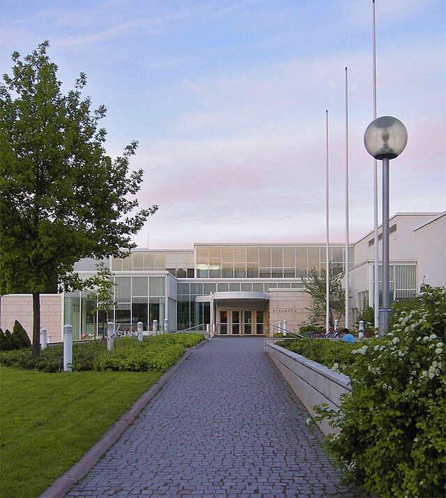 Pathway to the main entrance of a city library